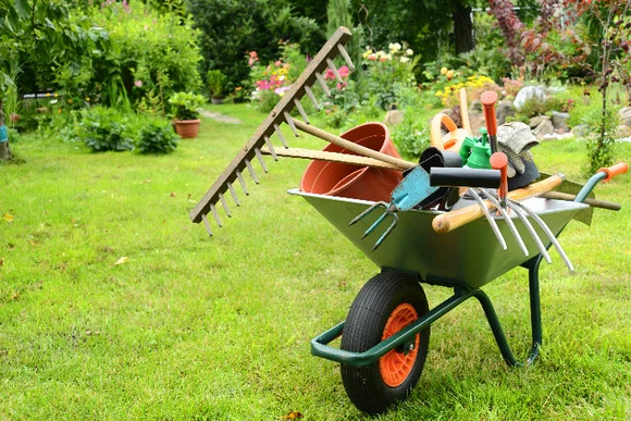 Gartengeräte in einer Schubkarre